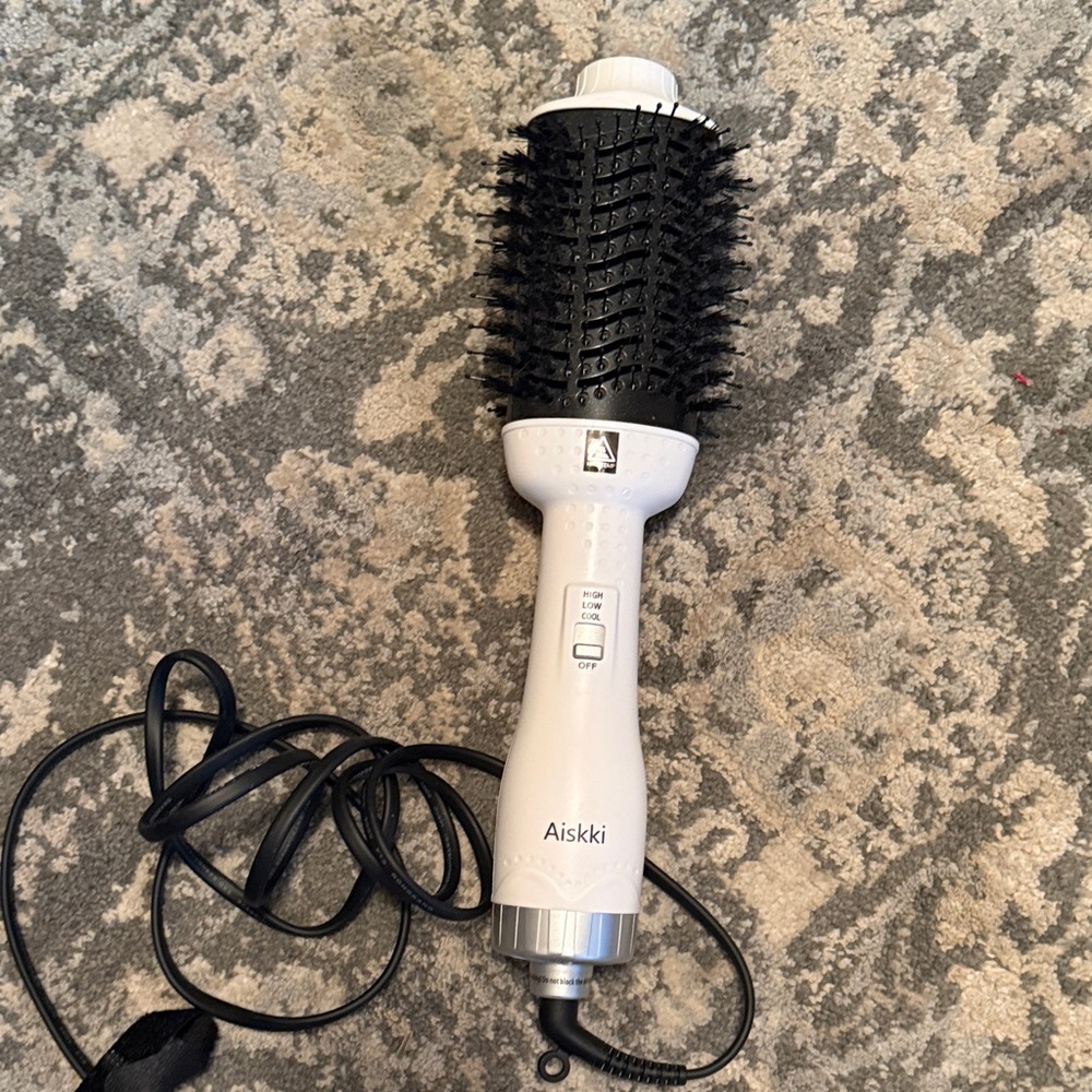 Aiskki Hair Dryer Brush in Black and White